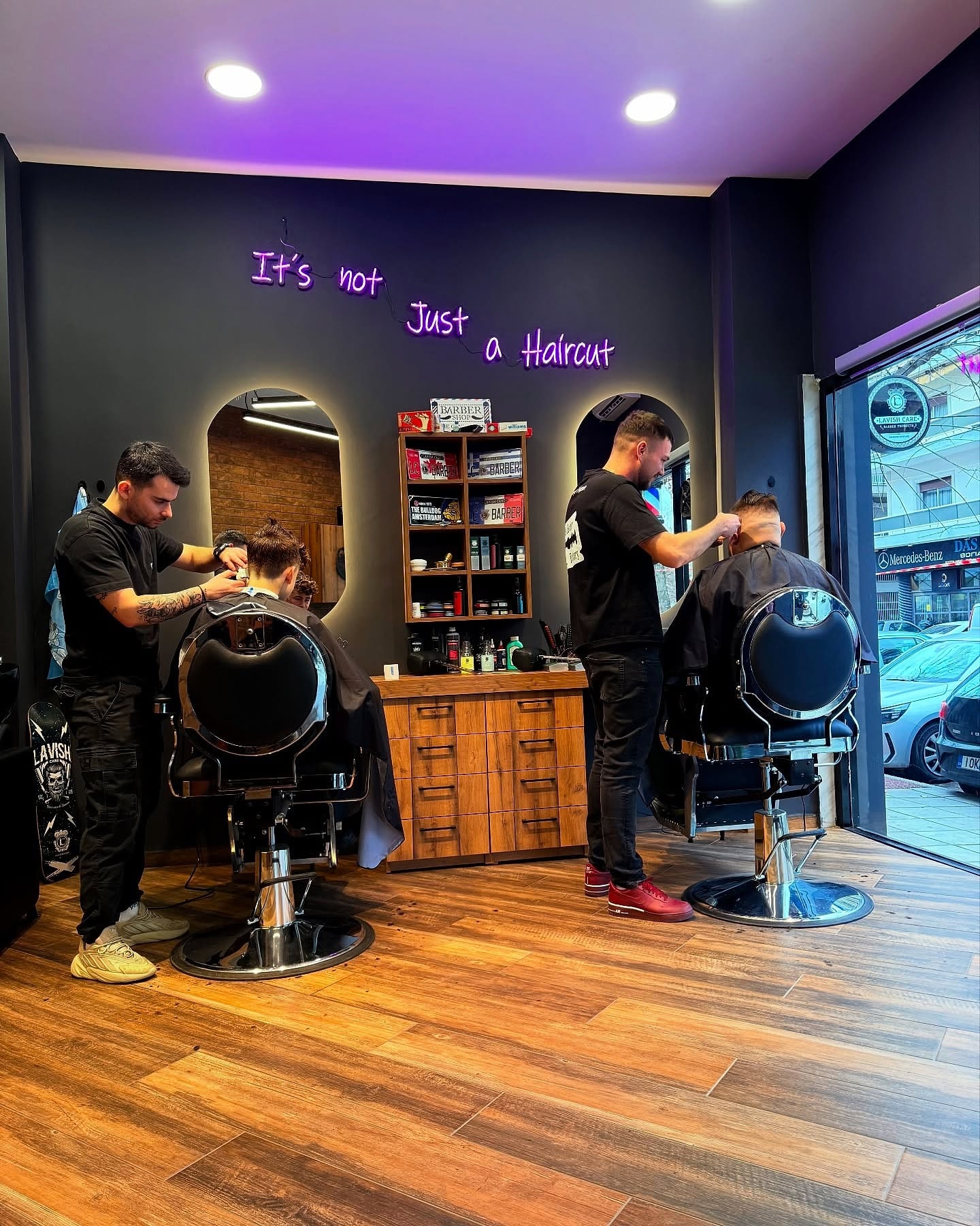 Ο Γιάννης κουρεύει πελάτη στο The Barber Factory