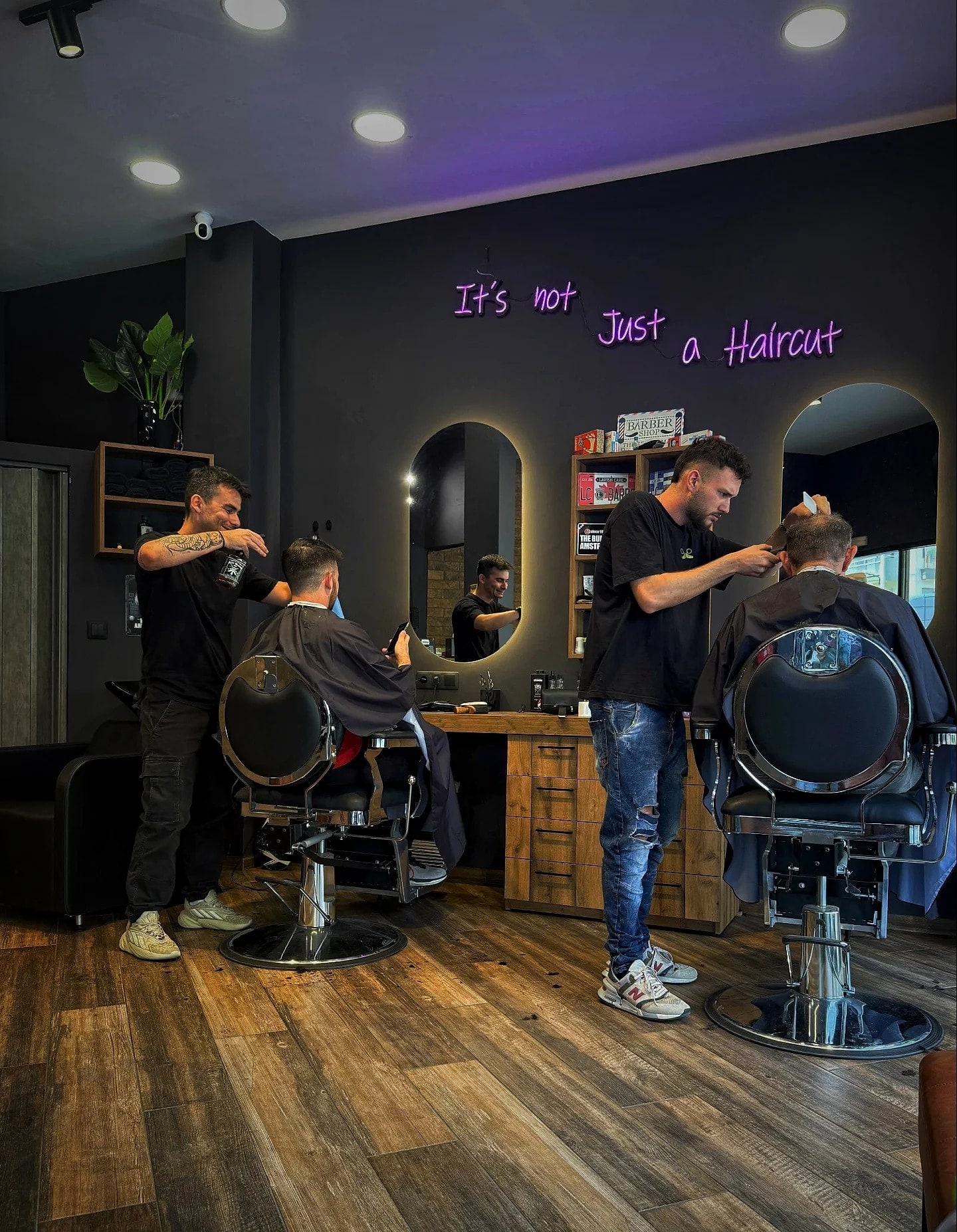 Ο Χρήστος στη δουλειά στο The Barber Factory