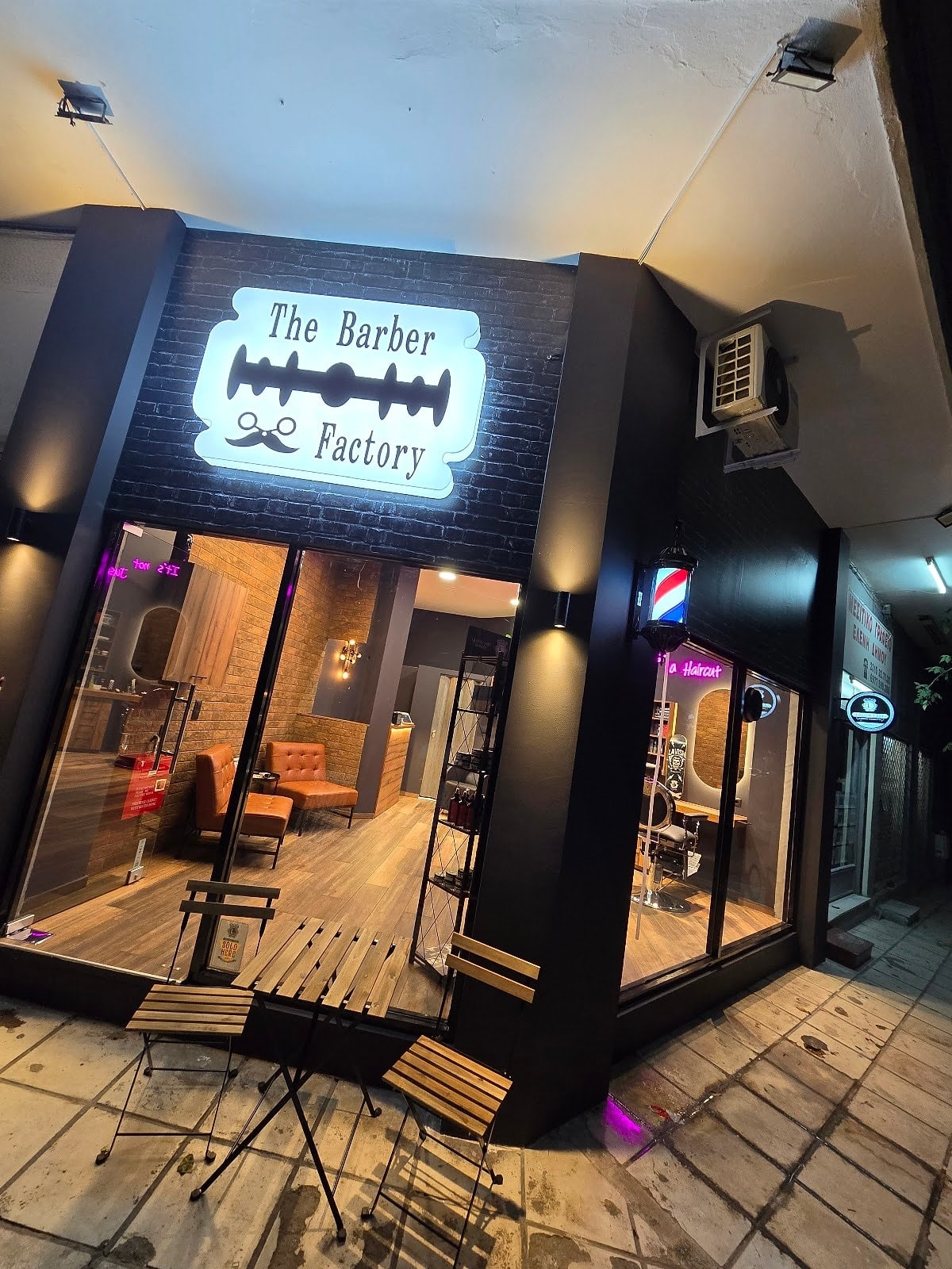 Η πρόσοψη του The Barber Factory στα Δελφών 184 με τη φωτισμένη ταμπέλα
